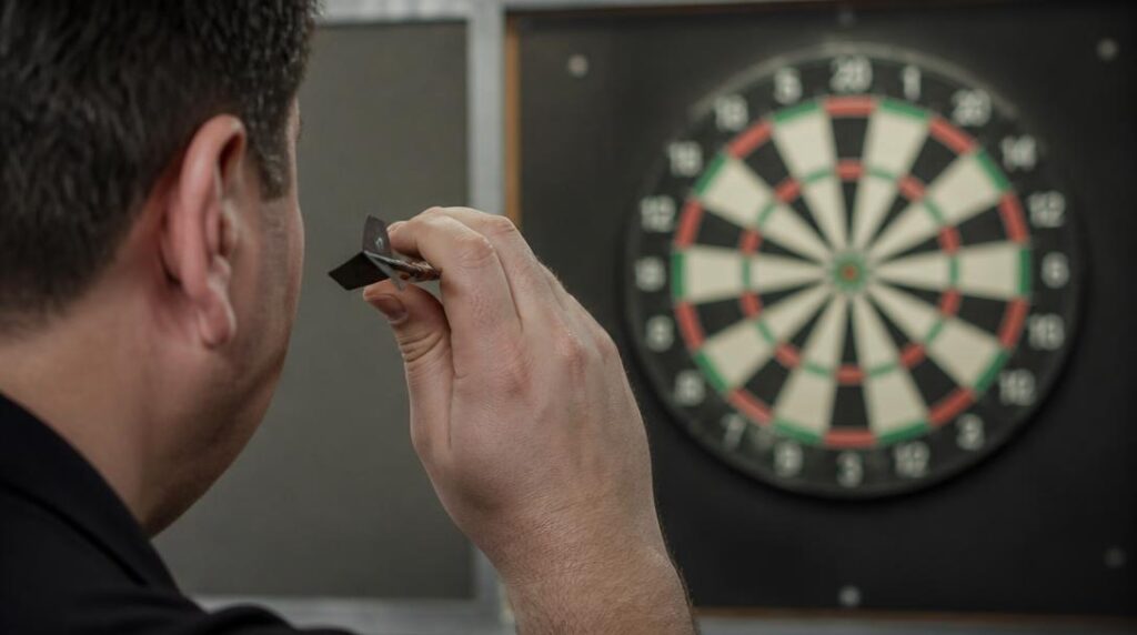 Joueur de darts visant une cible de fléchettes