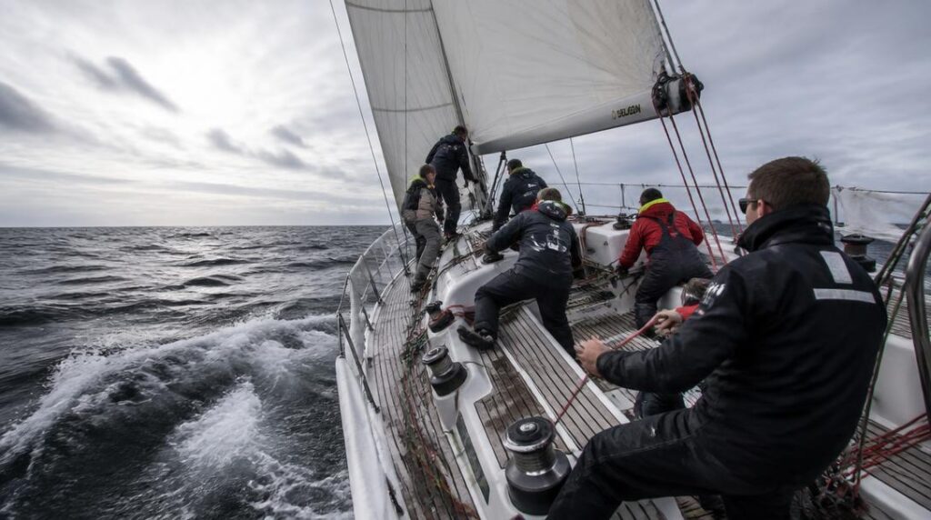 Voilier engagé dans une course au large