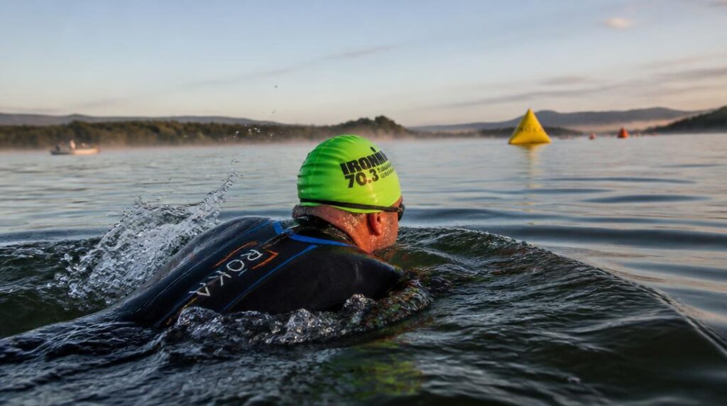 Nageur en open water swimming sur lac