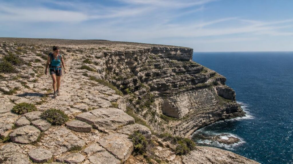 Randonnée sur falaises avec panorama Méditerranée