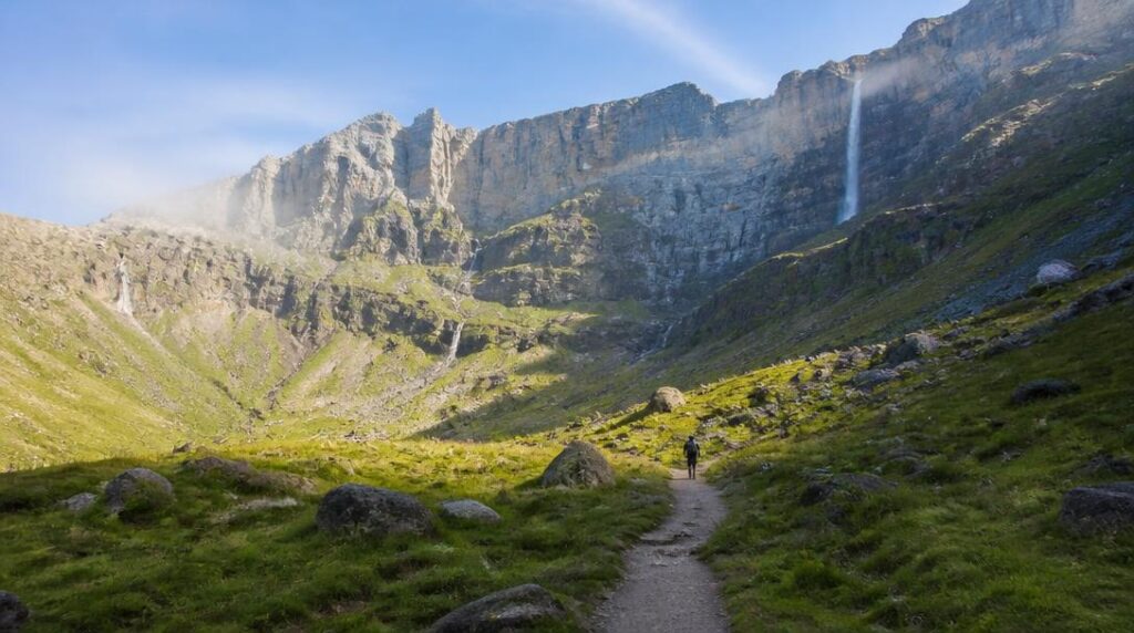 Sentier facile vers des cascades de montagne