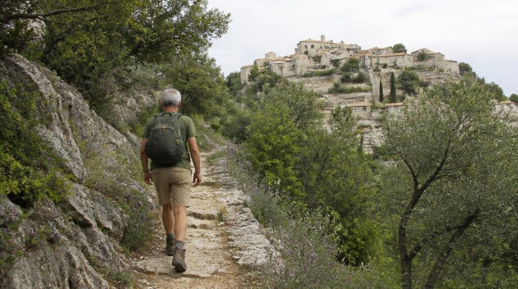 Randonneur sur le Ravin de Notre-Dame près d’un village perché