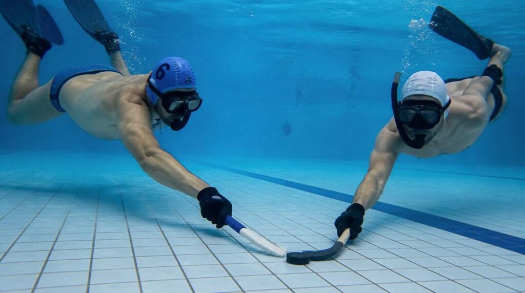 Joueurs de hockey subaquatique au fond d’une piscine
